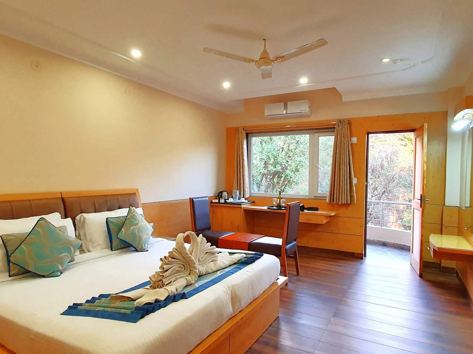 Superior Mountain View room: a king-size bed and a balcony door, with a desk under the window