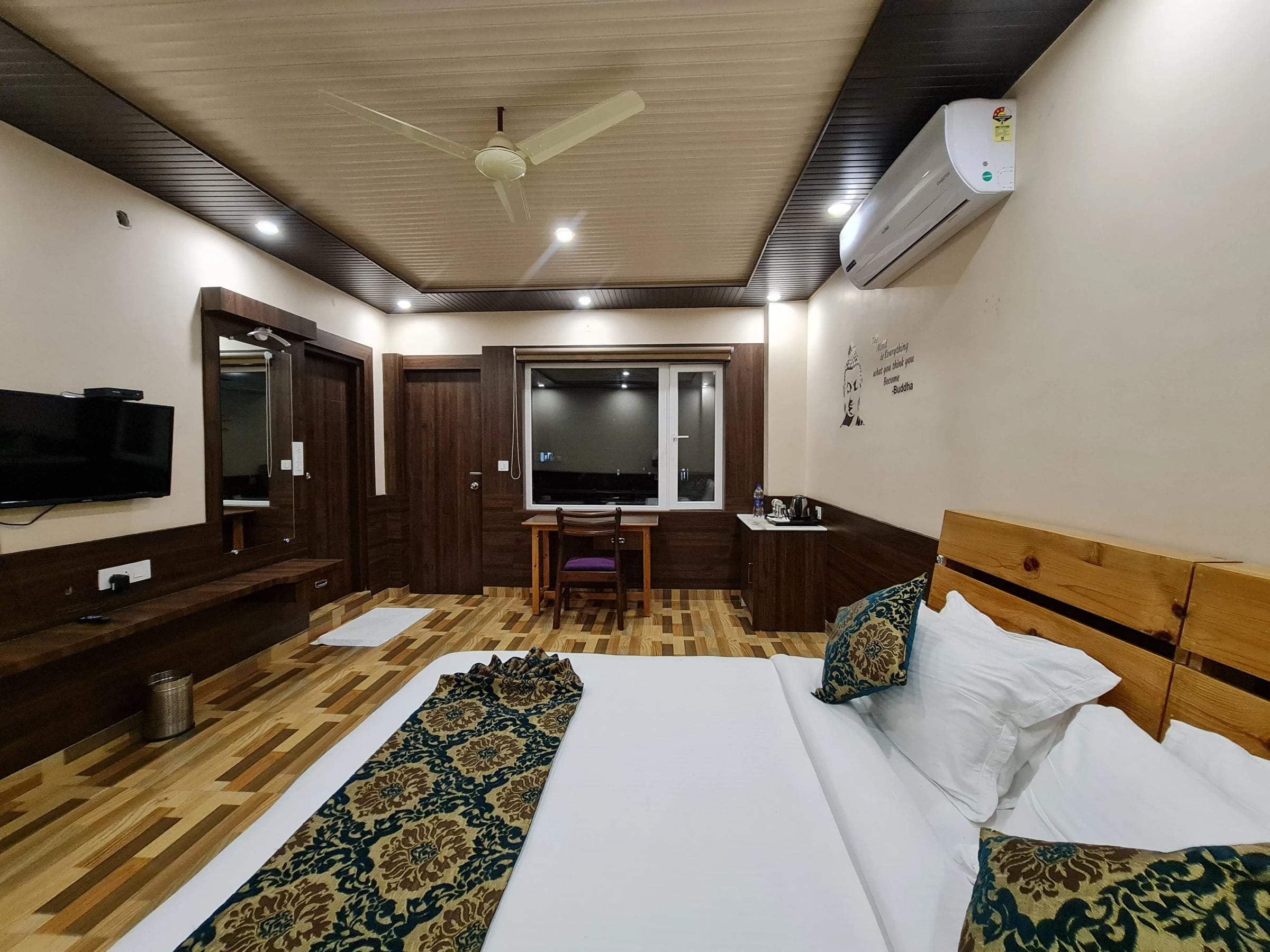 A Superior Mountain View room with a TV wall and a wide bed